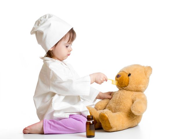 دکتر دختر بچه و دارو دادن به اسباب بازی