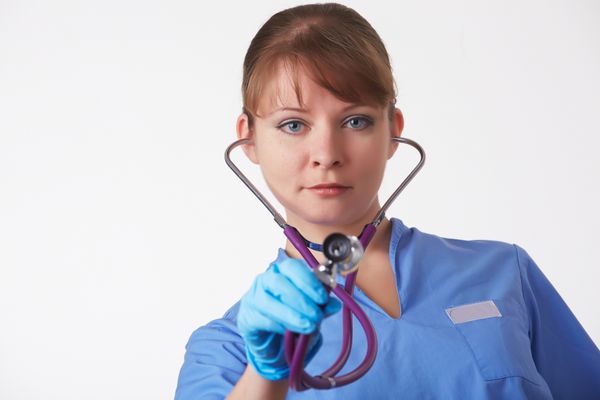 زن پزشک با گوشی پزشکی