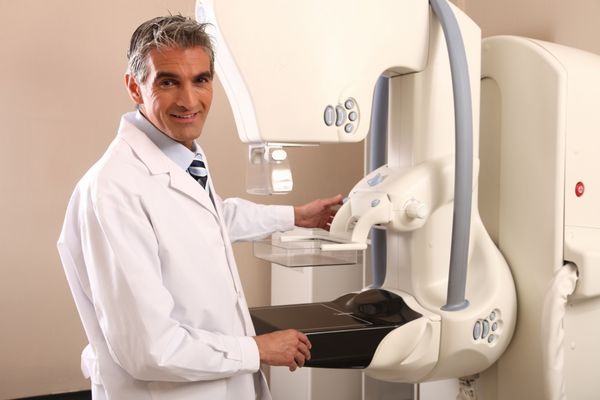 دکتر مرد خوشبخت در دهه 40 در دستگاه ماموگرافی