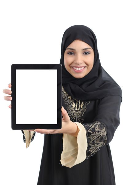 زن شاد اماراتی عربی در حال نمایش یک برنامه در صفحه تبلت جدا شده در پس زمینه سفید