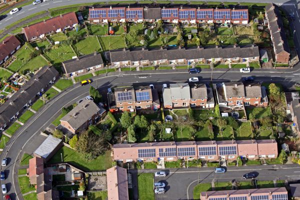 نمای هوایی از خانه‌ها در شهرک‌های مسکونی در بریتانیا برخی با پنل‌های سقف خورشیدی