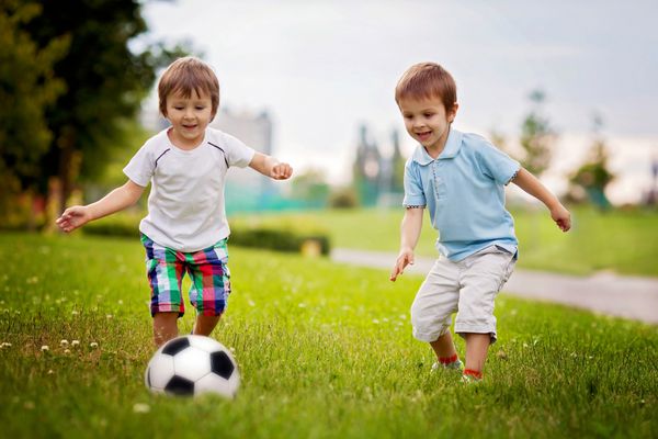 دو پسر بچه ناز فوتبال