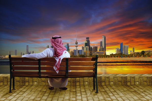 مردی که به منظره شهری کویت نگاه می کند