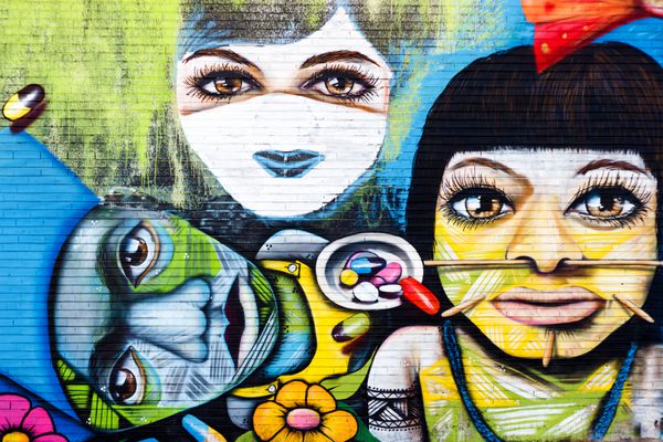 بلو هوریزونته برزیل - 8 ژوئن 2014 هنر خیابانی توسط هنرمند ناشناس حتی با وجود عدم حمایت هنرمندان آثار گرافیتی خود را به عنوان یک فرهنگ شهری پر جنب و جوش در خیابان های بلو هوریزونته به نمایش می گذارند