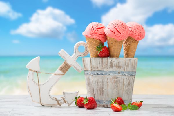 سه بستنی توت فرنگی با میوه در ساحل