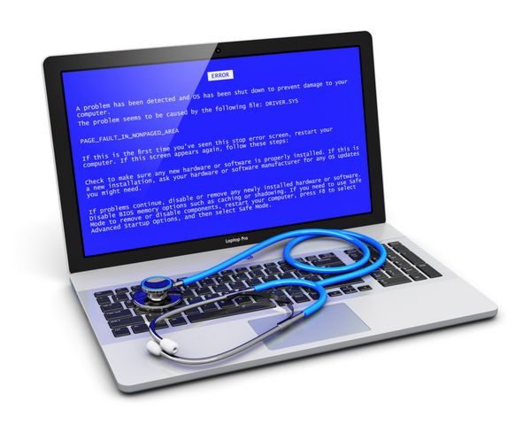 لپ تاپ تجاری یا کامپیوتر دفتری با پیام خطا روی صفحه آبی و گوشی پزشکی روی صفحه کلید جدا شده در پس زمینه سفید