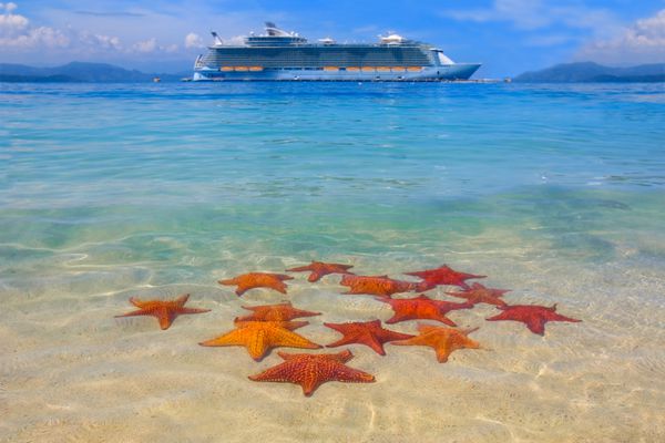 ستاره دریایی در ساحل و کشتی کروز در کارائیب