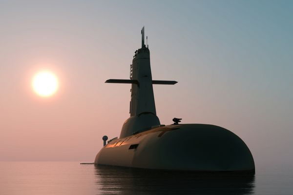 زیردریایی در مقابل آسمان عصر