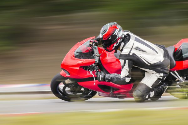 تمرین موتور سیکلت که در مسیر به گوشه ای سریع خم می شود