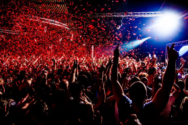 کلوپ های شبانه مهمانی با دست در هوا و کوفته قرمز