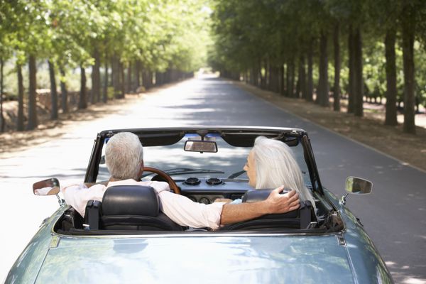 زوج مسن در ماشین اسپرت