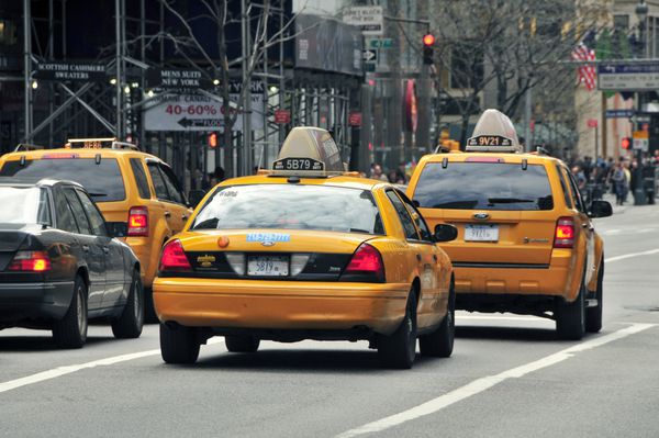 شهر نیویورک - 24 مارس تاکسی های زرد در خیابان در 24 مارس 2012 در نیویورک ماشین‌های زرد به‌عنوان تاکسی در نیویورک عمل می‌کنند و به دلیل رنگ‌شان به راحتی در میان وسایل نقلیه دیگر قابل تشخیص هستند
