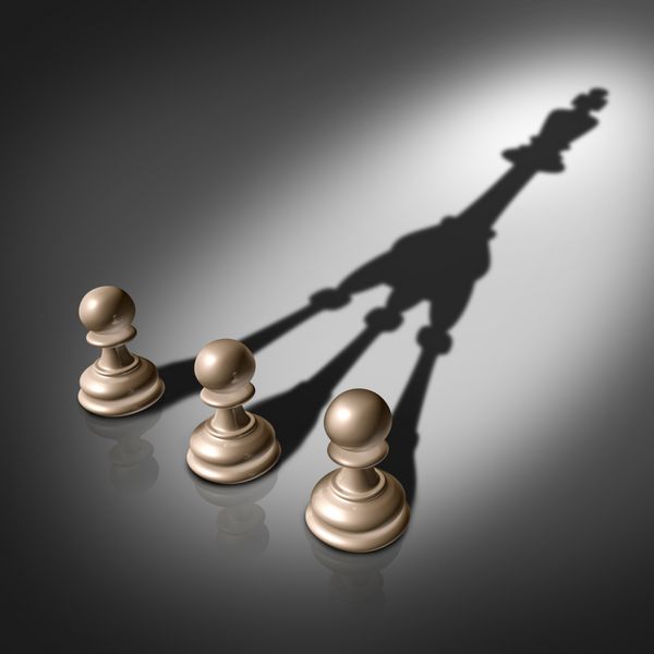 موفقیت و پیوستن به مفهوم تجاری برای استراتژی رهبری تیم به عنوان سه مهره شطرنج که سایه ای به شکل پادشاه برای مشارکت کار تیمی و برنامه ریزی گروهی موفق ایجاد می کند