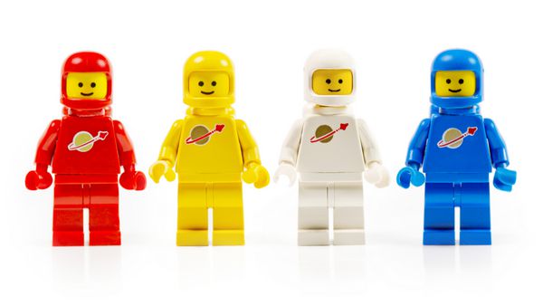 مونستر آلمان - 24 نوامبر 2013 گروهی متشکل از چهار شخصیت لگو فضانورد مختلف که روی سفید جدا شده اند لگو یک خط محبوب اسباب بازی های ساختمانی است که توسط گروه لگو تولید می شود