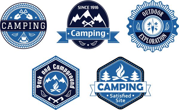 نشان‌ها و برچسب‌های کمپینگ با متن - کمپینگ - پارک و کمپ - کاوش در فضای باز - با آتش‌سوزی کمپ تبر بیل و کوه‌های برفی برای سفر سفر و طراحی گردشگری
