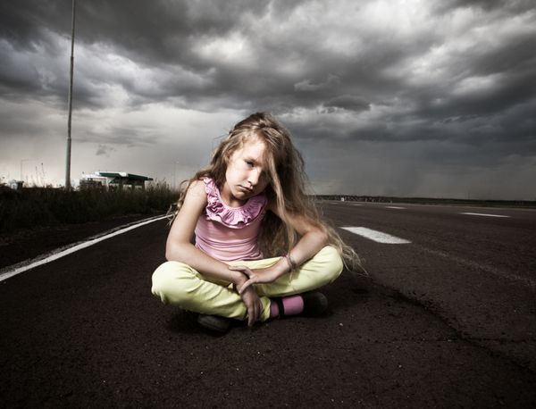 دختر غمگین نزدیک جاده کودک در فضای باز