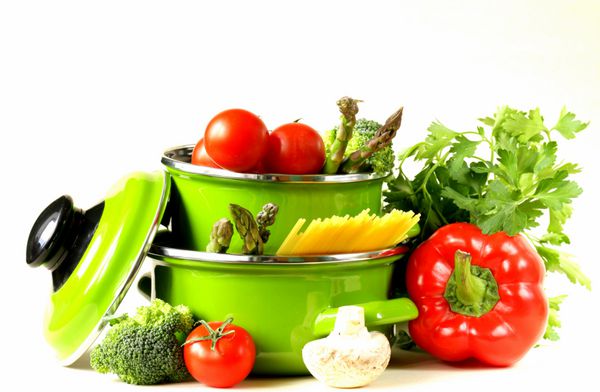گلدان سبز پر از سبزیجات گوجه فرنگی مارچوبه قارچ بروکلی و پاستا