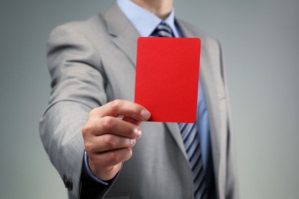 نشان دادن مفهوم کارت قرمز برای عملکرد بد تجاری محرومیت یا فعالیت مجرمانه