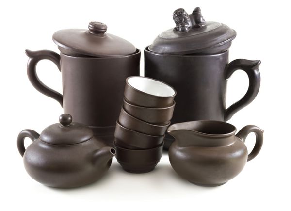 مجموعه ای از ظروف برای مراسم چای چینی جدا شده روی سفید