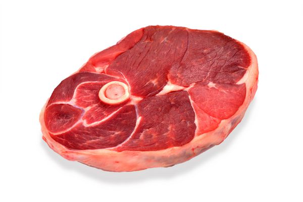 گوشت خام جدا شده در زمینه سفید پای بره