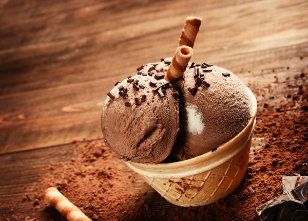 بستنی شکلاتی در زمینه چوبی