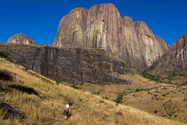 پیاده روی با باربرها در دره تسارانورو پارک ملی آندرینگیترا ماداگاسکار