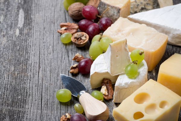 پنیر انگور و گردو در زمینه چوبی افقی نمای نزدیک