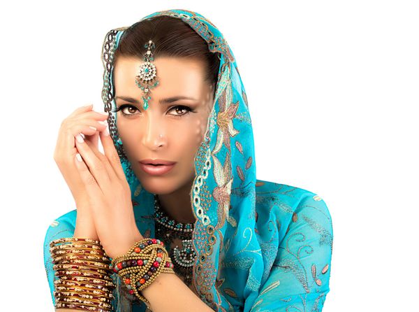 زیبایی قومی زن هندو زیبا با لباس های سنتی جواهرات و آرایش