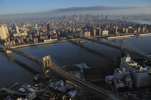 نمای هوایی از منهتن پایین پل بروکلین پل منهتن و دامبو بروکلین نیویورک