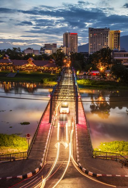 نمای شب از پل آهنی چیانگ مای تایلند
