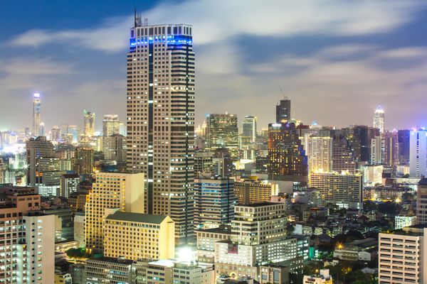 منظره شهری بانکوک منطقه تجاری با ساختمان مرتفع در غروب بانکوک تایلند