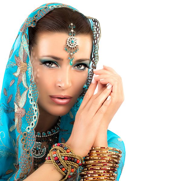 زن هندو زیبا با لباس های سنتی جواهرات و آرایش