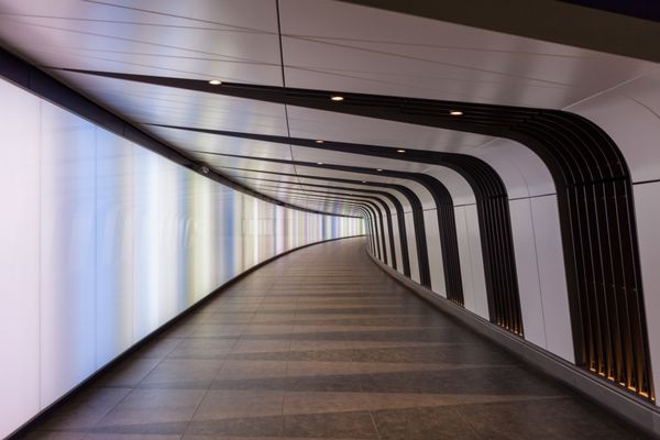 لندن انگلستان - 4 ژوئیه 2014 تونل عابر پیاده جدید با دیوار نوری یکپارچه در ایستگاه راه آهن کینگز کراس افتتاح شد