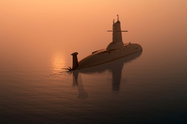 زیردریایی در دریا در غروب آفتاب