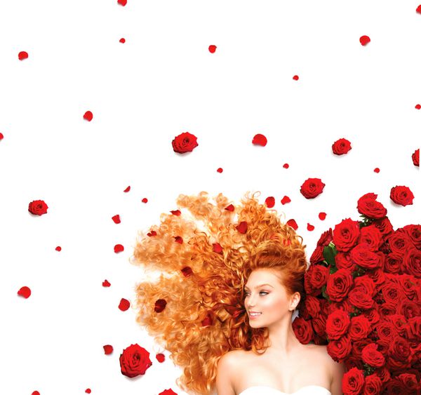 دختر مدل زیبایی با موهای مجعد قرمز بلند و مدل موی گل رز قرمز زیبا زن مد با موهای سالم موج دار جدا شده در پس زمینه سفید موی فر شده