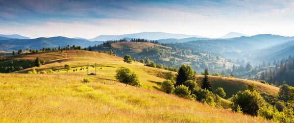 تپه های زرد خارق العاده با آسمان آبی تابستانی کارپات اوکراین اروپا دنیای زیبایی