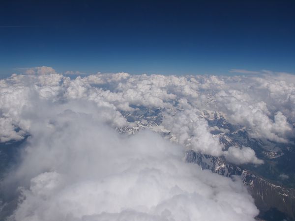 نمای هوایی ابرها بر فراز کوه های آلپ