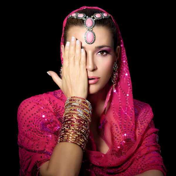 زیبایی قومی زن هندو زیبا با لباس های سنتی جواهرات و آرایشی که با یک دست نیمی از ف را می پوشاند پرتره ایزوله شده روی مشکی