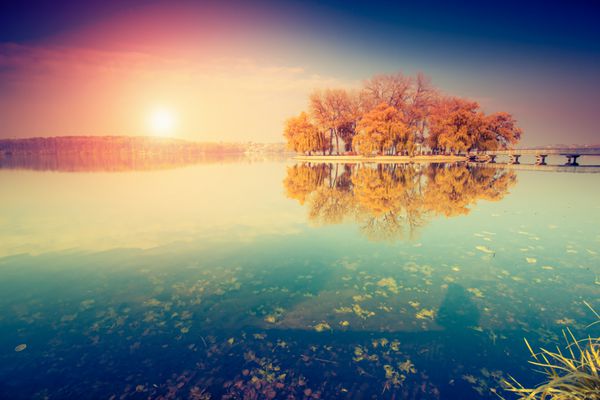 یک روز آفتابی فوق العاده در دریاچه ترنوپیل اوکراین اروپا دنیای زیبایی فیلتر سبک رترو افکت تونینگ اینستاگرام