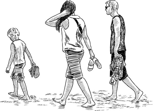 قدم زدن خانواده در ساحل