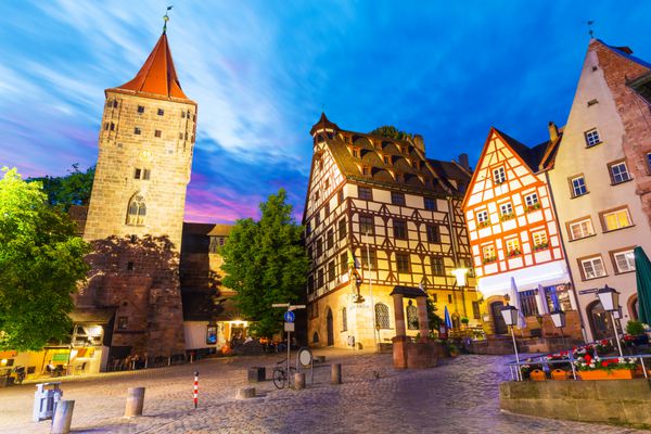نمای زیبای شب تابستانی از معماری قرون وسطایی شهر قدیمی با ساختمان های نیمه چوبی در نورنبرگ آلمان