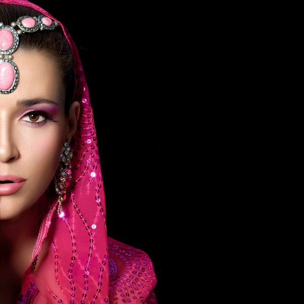 زیبایی قومی زن هندو زیبا با لباس های سنتی جواهرات و آرایشی که با یک دست نیمی از ف را می پوشاند پرتره ایزوله شده روی مشکی