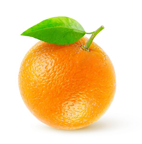 یک پرتقال تازه با برگ روی زمینه سفید
