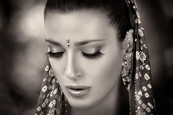 زیبایی قومی زن هندو زیبا با لباس های سنتی جواهرات و آرایش پرتره نزدیک در سیاه و سفید