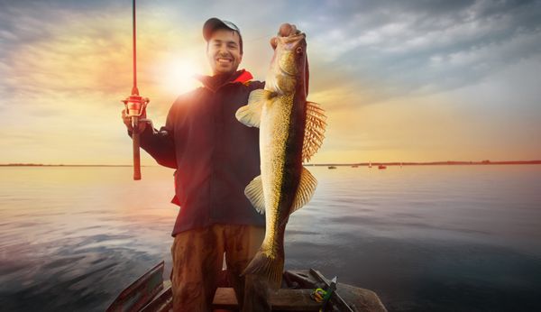 ماهیگیر شاد با جایزه ماهیگیری زاندر