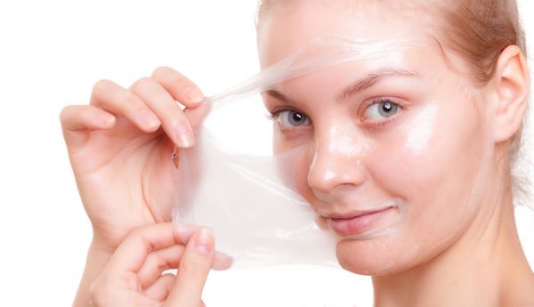 پرتره دختر جوان با ماسک لایه بردار صورت جدا شده روی سفید لایه وکتور زیبایی و مراقبت از پوست بدن استودیو اس