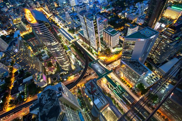 حمل و نقل بانکوک در غروب با ساختمان تجاری مدرن از نمای بالا تایلند
