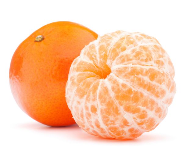 میوه های پوست کنده نارنگی یا ماندارین جدا شده روی برش زمینه سفید