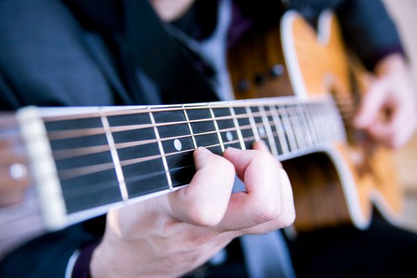گیتار مرد جوان موسیقی آموزش مستقیم و مفهوم یادگیری