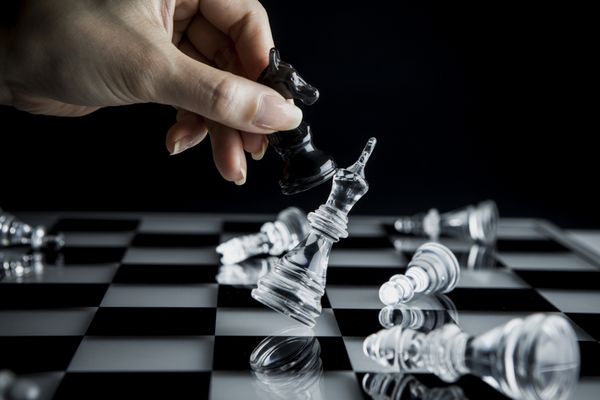 دست برای دستکاری مهره های شطرنج